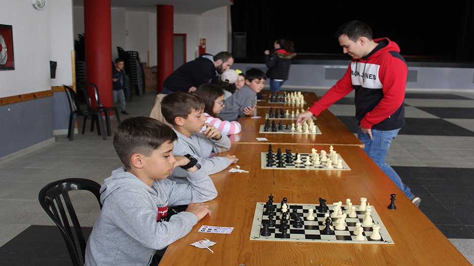 El ajedrecista aragonés ha compartido su talento con los más pequeños.