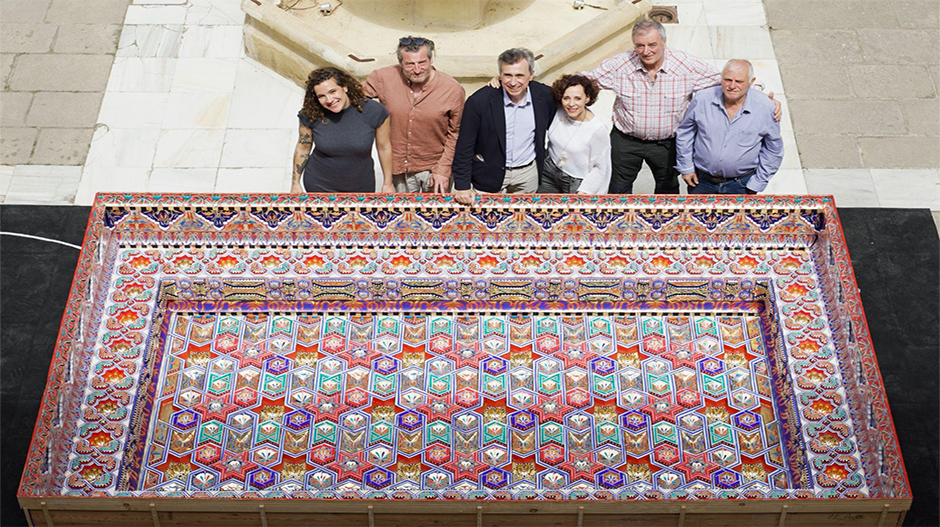 De izq. a dcha, la restauradora Florencia Olivera, el maestro ubetense Paco Luis Martos, Juan Naya, promotor del desafío, Pilar Domínguez, comisaria de Sigena Mágica, y los artesanos Javier Franco y Javier Bescos que restaurarán los próximos alfarjes en Almudévar (Huesca) , junto al alfarje reconstruido en sólo 3 meses en Úbeda.