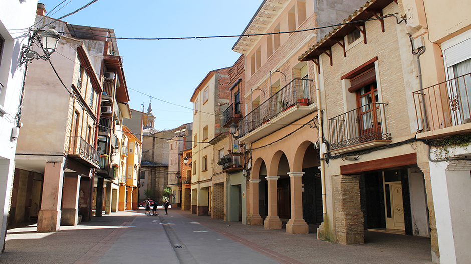 La calle del Mercado, con sus edificios porticados, es una de las más destacadas del casco urbano de Sariñena.