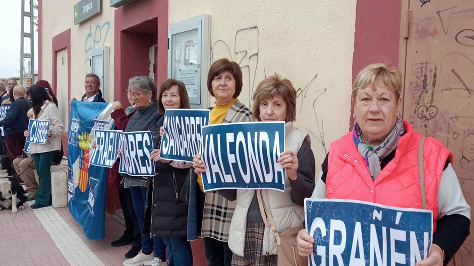 Los vecinos concentrados han vuelto a exhibir carteles de las localidades monegrinas del entorno.