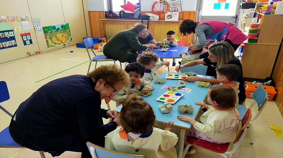 Vicenta y Conchita compartieron con el alumnado un taller de pintura.