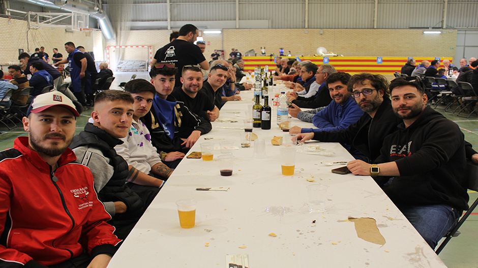 El almuerzo ha sido compartido por diferentes generaciones en el pabellón.