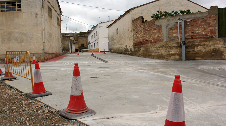 Ha sido renovada la pavimentación, los bordillos y las aceras, y además, repuestos algunos servicios como desagües o tomas de agua a demanda de la propia población.