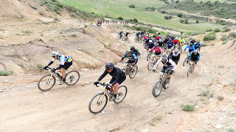 Imagen de los bikers por uno de los parajes de Los Monegros.