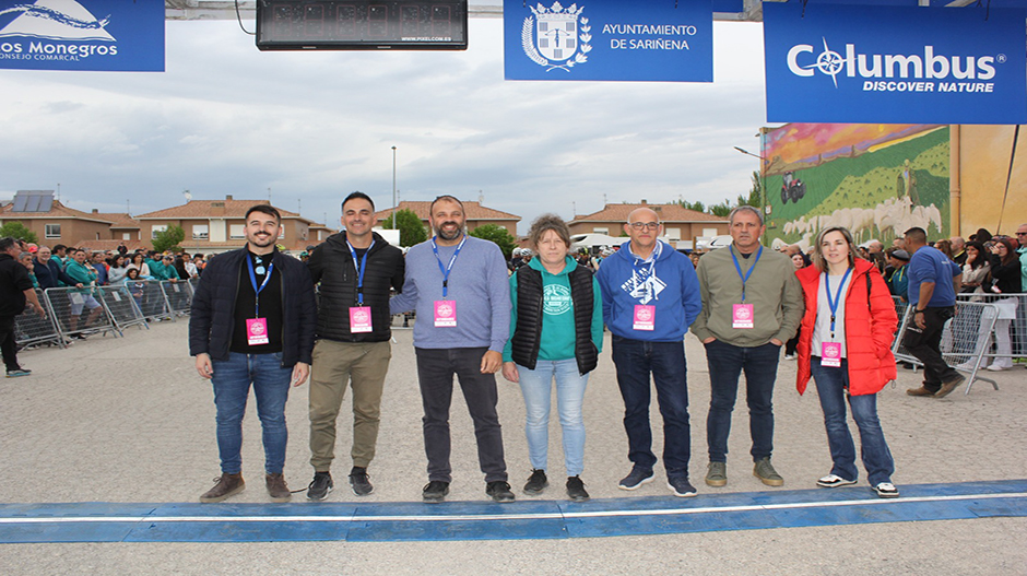 La prueba está organizada por Orbea, Comarca y Ayuntamiento de Sariñena, cuyos representantes han estado en la línea de salida de la prueba nocturna.