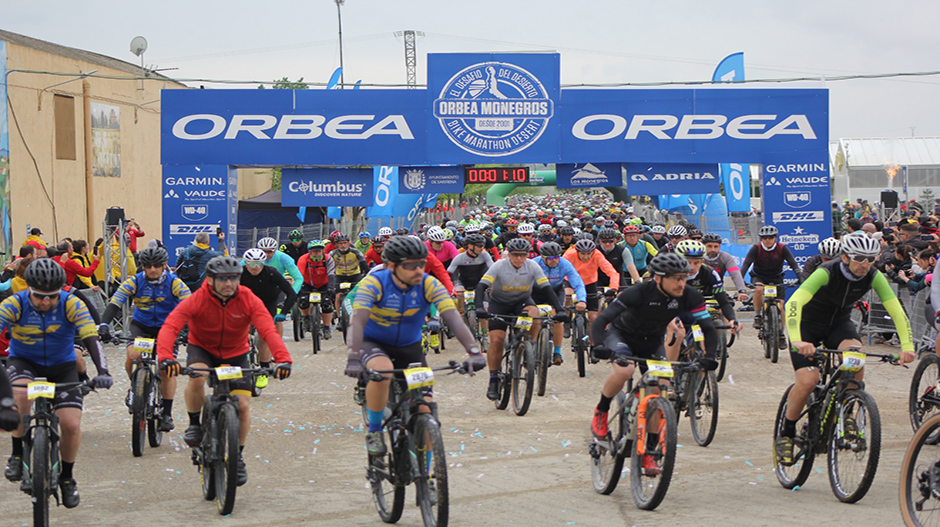 Imagen del arranque de la Maratón Orbea Monegros en Sariñena.