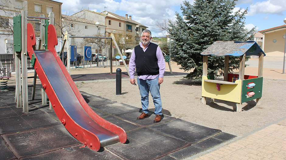 El alcalde del municipio, Pedro Suñén, en el actual parque infantil situado en la plaza del municipio.