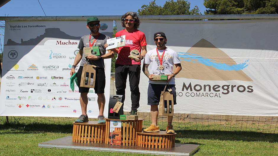 El pódium masculino de la prueba larga de 18 kilómetros.