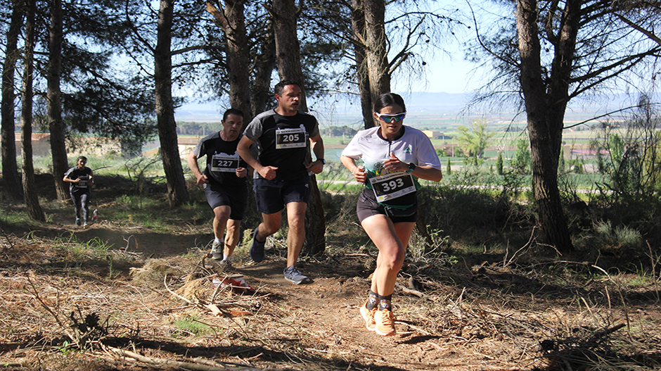 Un grupo de corredores por el paraje próximo al parque de La Gabarda.