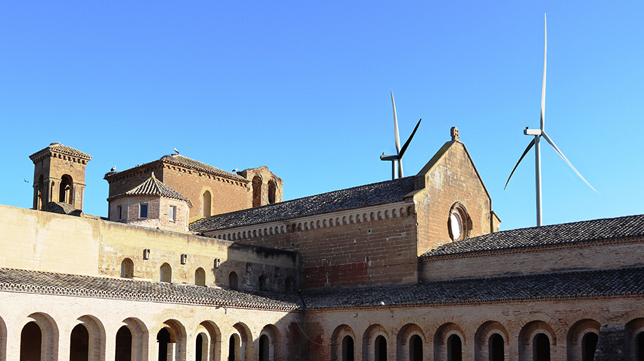 Recreación de cómo se verán los molinos desde el claustro de Sijena realizada por la Plataforma Sijena Sí.