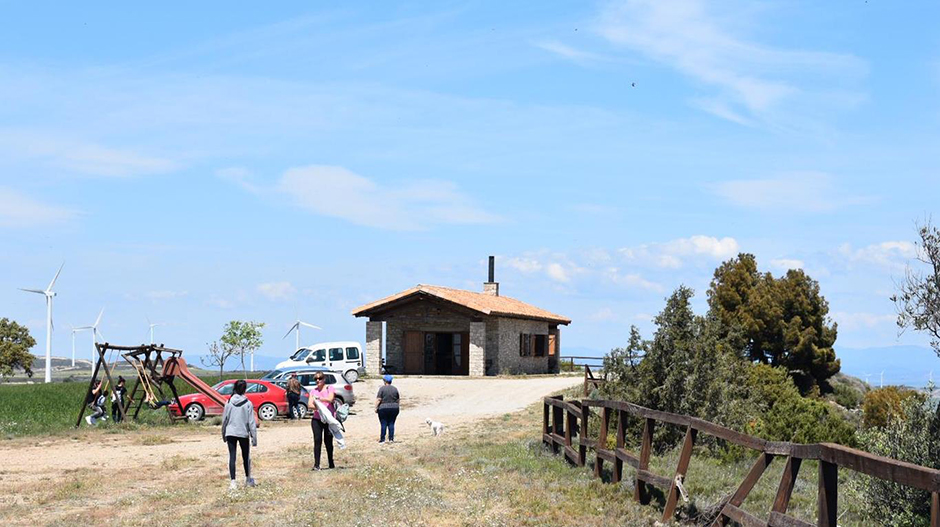 Junto a la ermita de Santa Elena, está el refugio, al fondo de la imagen, y una zona con juegos infantiles.