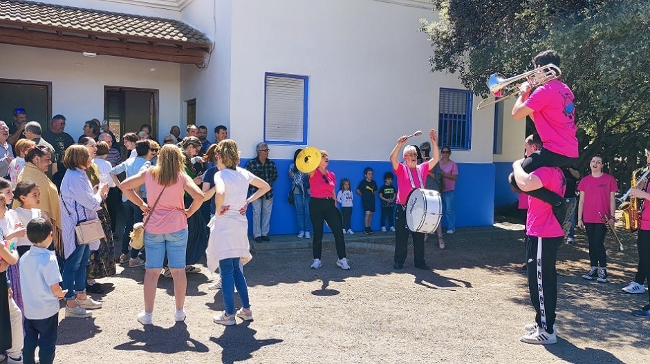 La charanga local Los Barrumberos durante su actuación el pasado año en el Barrio de La Estación. Fuente: Ayto Sariñena.