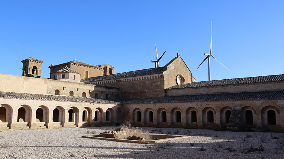 Por su ubicación y dimensiones, la plataforma Sijena Sí asegura que los molinos serán visibles desde el interior de los claustrillos.