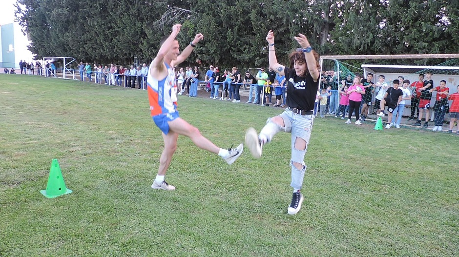 Los vencedores de la prueba absoluta bailaron la “jota de los pollos”, aunque Natalia Benito cedió el honor de bailar la jota a una joven entusiasta de Peñalba. 