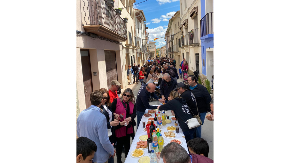 Tras los actos tradicionales y aprovechando las buenas temperaturas, vecinos y visitantes han disfrutado de un vermú popular.