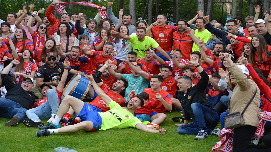 Equipo y afición celebrando el pasado domingo la clasificación a los playoff de ascenso a Primera Regional. | M.M