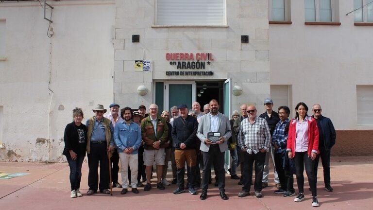 Foto de grupo ante la puerta del Centro – copia