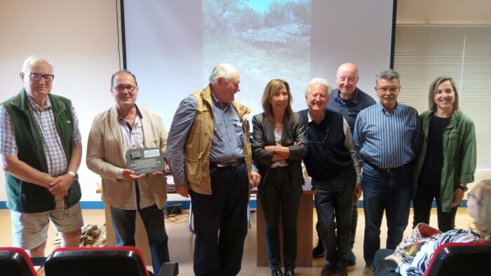 Miembros de Orwell Society, los autores del libro y la concejal del Ayuntamiento de Sariñena.