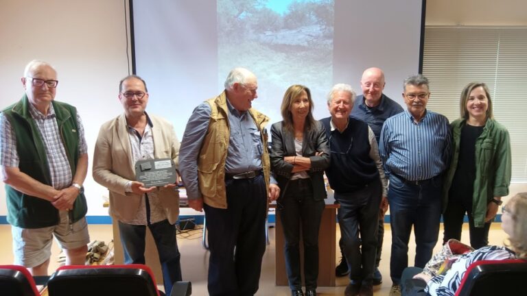 Miembros de Orwell Society, los autores del libro y la concejal del Ayuntamiento de Sariñena.