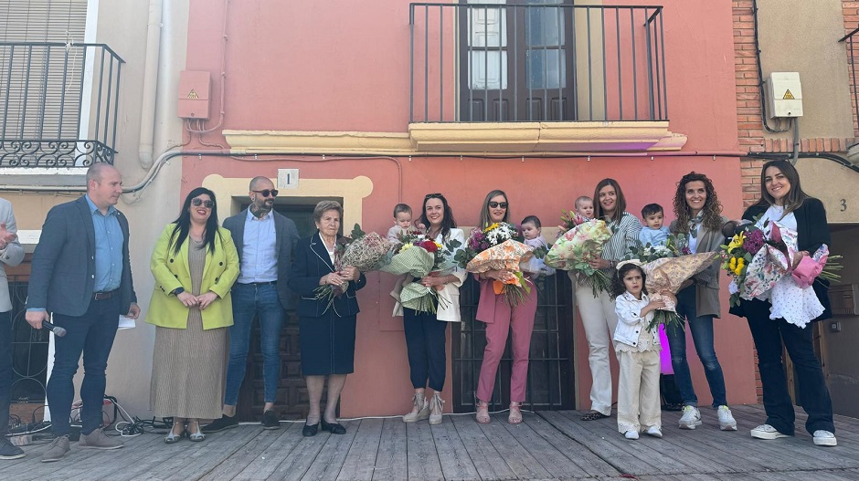 La localidad ha rendido homenaje a la figura materna con la entrega de ramos de flores a las madres del año y a una de las de mayor edad.