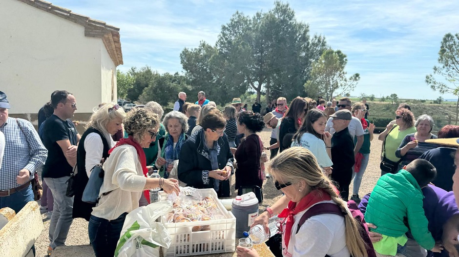 Reparto de dulces y vino en la ermita de Santa Elena de Capdesaso.