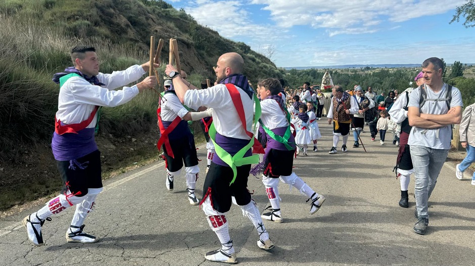 El grupo de Dance ha encabezado la tradicional procesión a la ermita de Santiago.