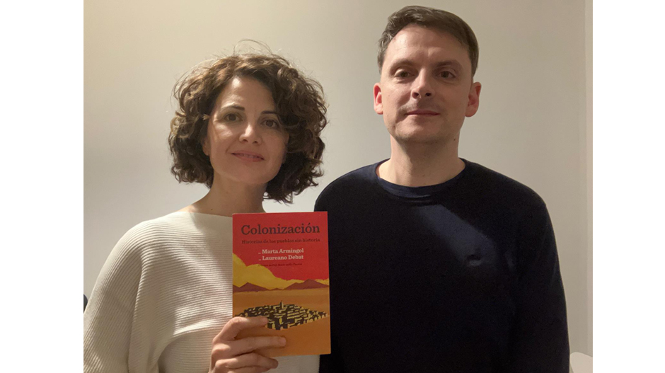 Marta Armingol y Laureano Debat, mostrando el libro que firman bajo el título 'Colonización'.