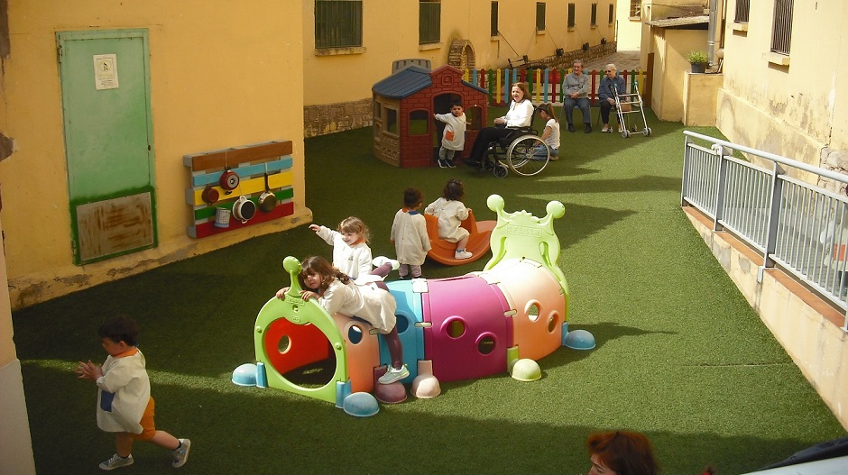 Alumnos de la Escuela Infantil y las tres internas de la Residencia Monegros la mañana de este lunes en Grañén.