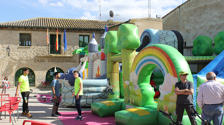 Hinchables situados en la plaza para los más pequeños.