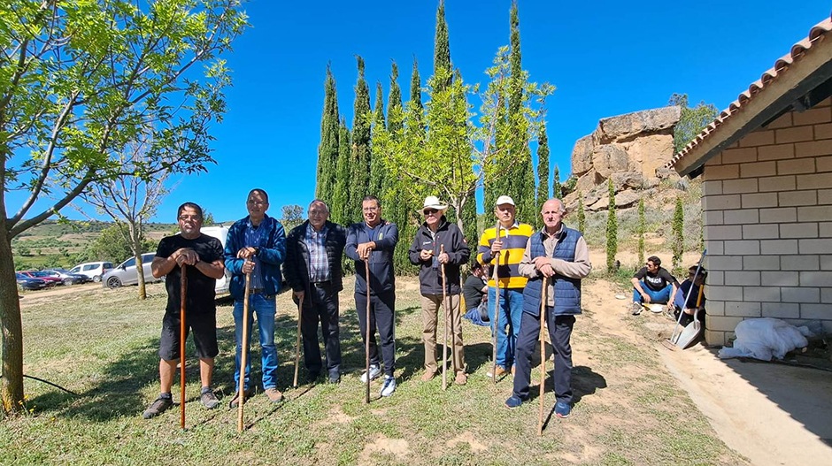 Han sido varios los vecinos que han acudido provistos de palos a su tradicional romería.