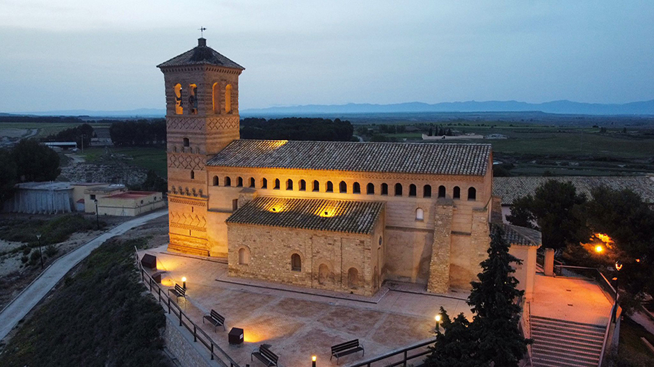 Imagen aérea de la iglesia de Torralba de Aragón, con su torre mudéjar. Mariano Dena.