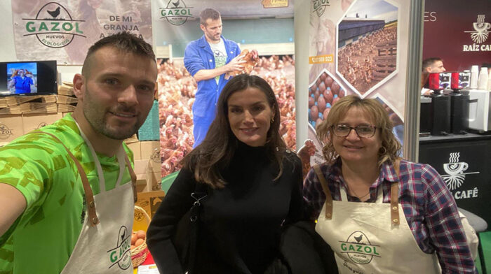 selfie_huevos_ecologicos_lanaja_reina_letizia