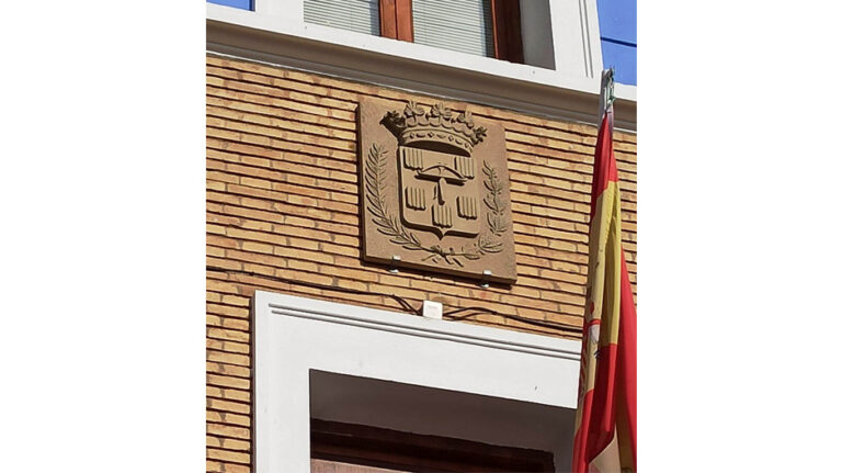 El escudo de Sariñena regresa a la fachada del edificio del ...