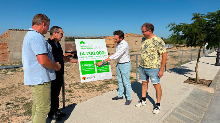 Isaac Claver junto al alcalde de Binaced, Javier Sorinas, y otros miembros de la corporación municipal. copia