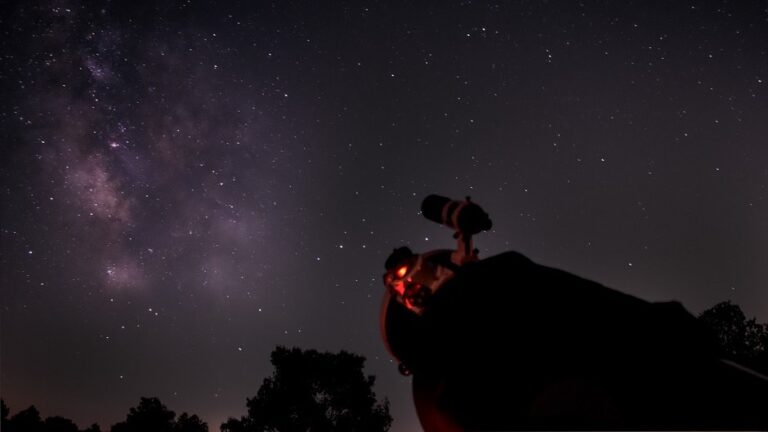 Un telescopio ante el cielo nocturno. AAHU – copia