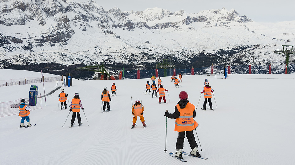 Un grupo de escolares practicando esquí en Panticosa.